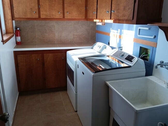 Building Photo - 3 Bedroom, 3 Bathroom Home! Schedule a Showing Soon!