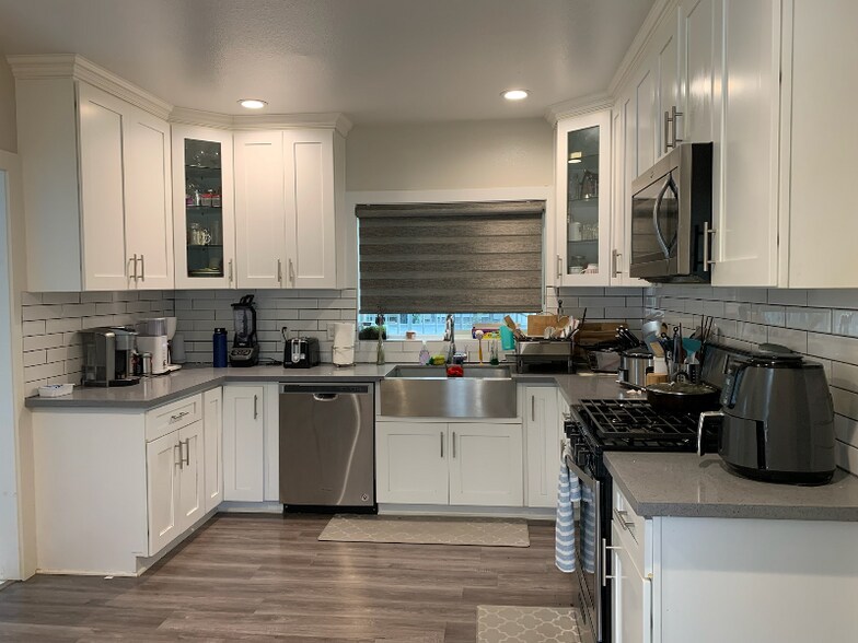 Building Photo - 835 N Raymond Ave