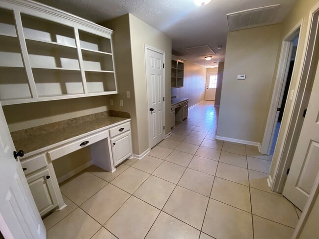 Building Photo - Spacious 2-Bedroom Duplex Near McNeese Sta...