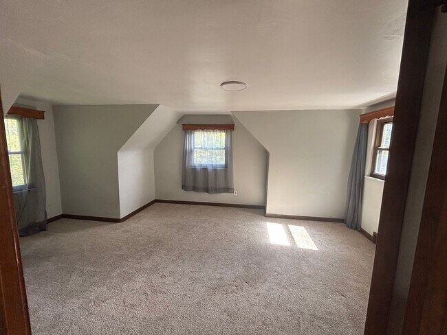 Building Photo - 998 Chartiers Ave