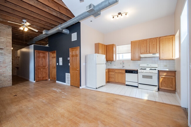 Building Photo - 2849 W Belmont Ave