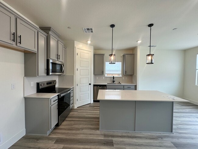 Building Photo - NW Visalia Home Coming Soon!