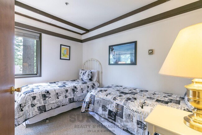 Building Photo - Adorable Condo w Elevator & Open Condo Garage