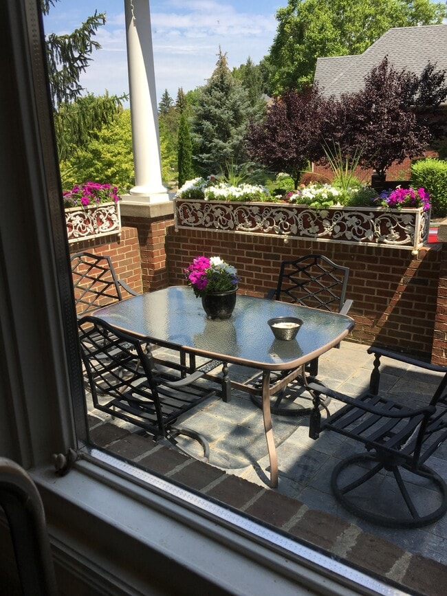 Building Photo - 6627 Crest Top Dr