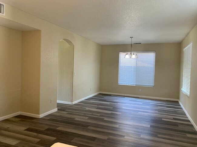 Building Photo - 6 BR 3 BA 2 Story home available in Visalia now