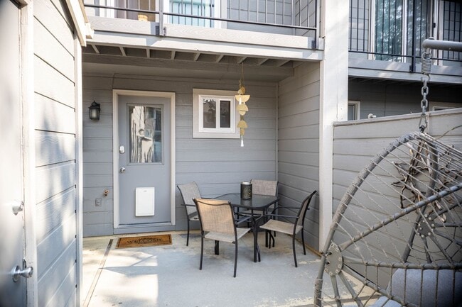 Building Photo - Sleek, Modern SE Boise Townhouse