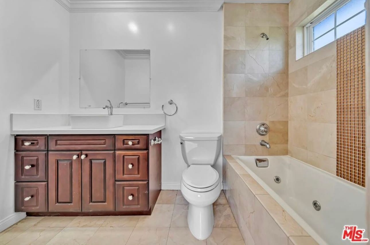 En-suite bathroom - 3242 Hutchison Ave