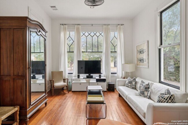Building Photo - HISTORIC CHARM IN KING WILLIAM