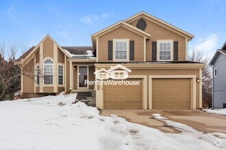 Building Photo - 3 Bedroom / 3 Bath Home In Olathe!