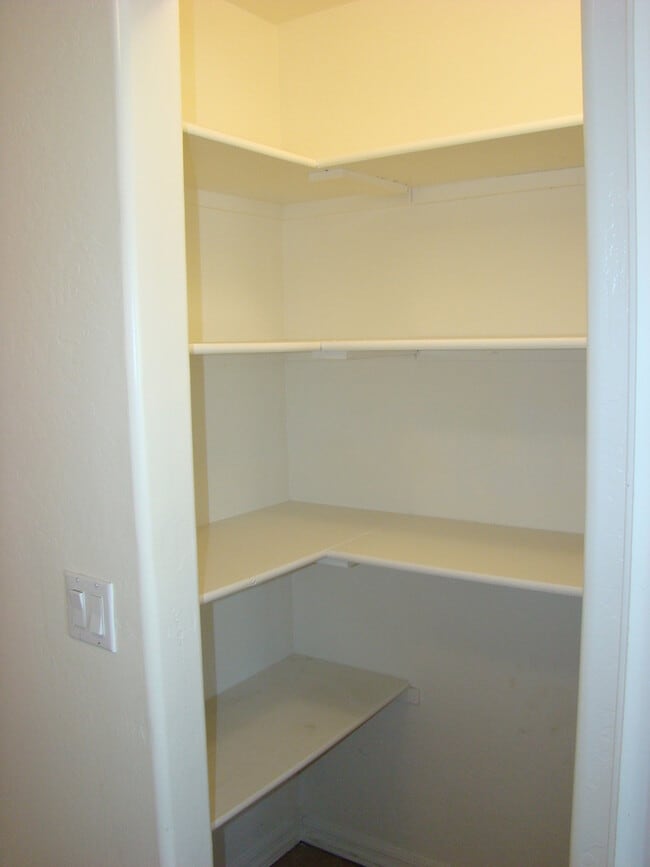 Building Photo - Move in ready! Call for a showing.