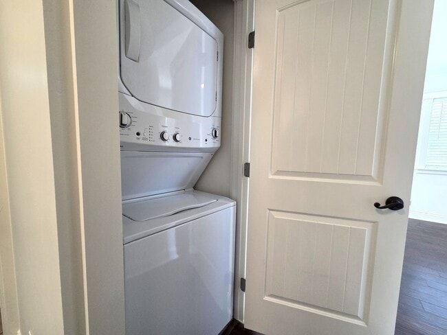 Building Photo - Adorable Beach-Close 2 Bedroom Bungalow in...