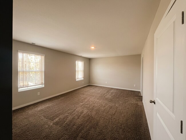 Building Photo - 1619 Port Royal Dr – 4 Bed/2.5 Bath in Belterra (Papillion) | Open Concept, Fireplace, Walk-In Pa...