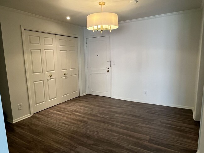 Building Photo - Updated 3 Bed Condo in Myers Park