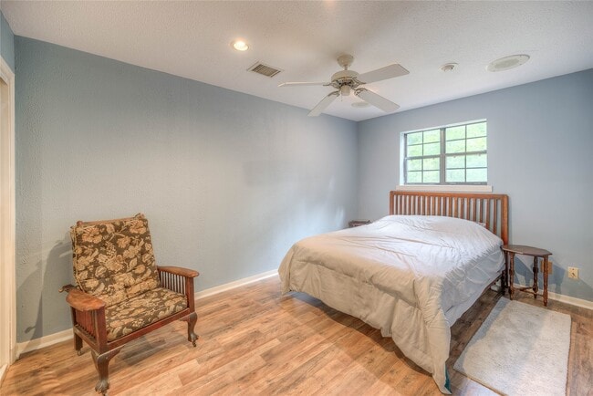Building Photo - 144 Little John Dr