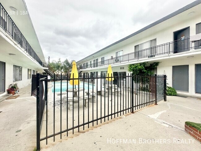 Building Photo - 20447 Saticoy St