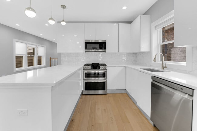 Building Photo - 4721 W Warwick Ave