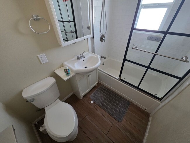 Building Photo - Beautiful 3-Bedroom, 3-Bath Home with Mode...