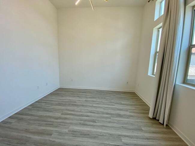 Building Photo - Like New! 1 Bed, 1.5 Bath Townhouse in Covina