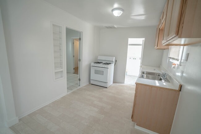 Building Photo - COMING SOON! Cozy 1-Bedroom Single-Story Duplex Home in Newhall