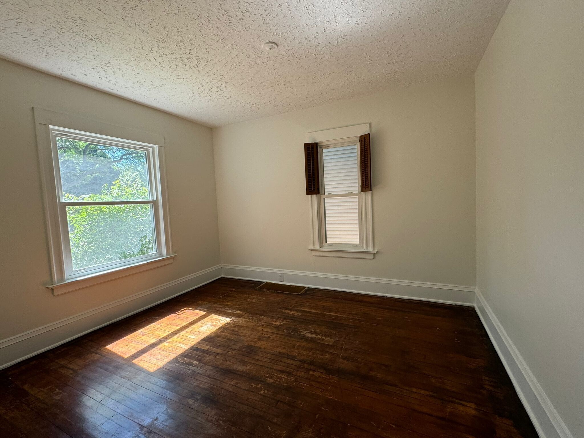 Family room - 1906 E Webster Pl
