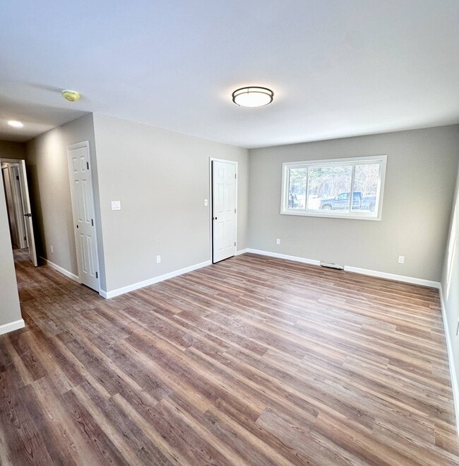 Building Photo - 521 Middleline Rd