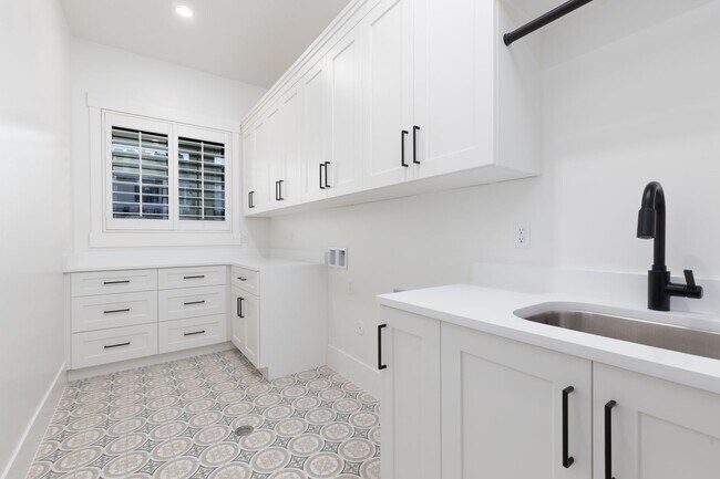 Building Photo - 6 bed / 4 bath / 3 car garage custom home in Pecan Valley