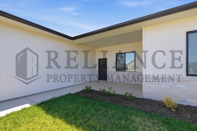 Building Photo - 619 Elmwood St