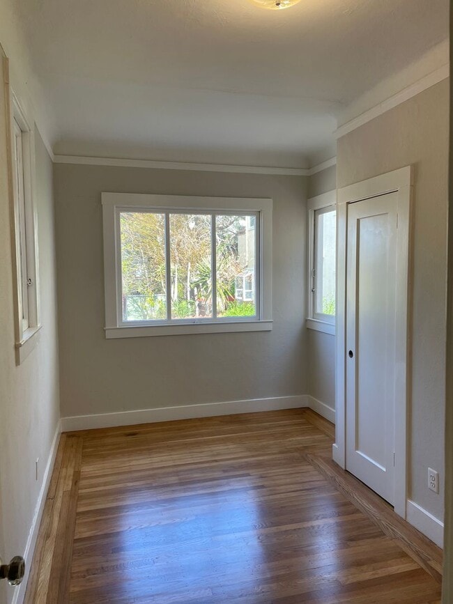 Building Photo - North side, quiet and spacious one bedroom is walking distance to the north side of the UC Berkel...