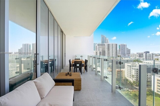 Building Photo - 700 NE 26th Terrace