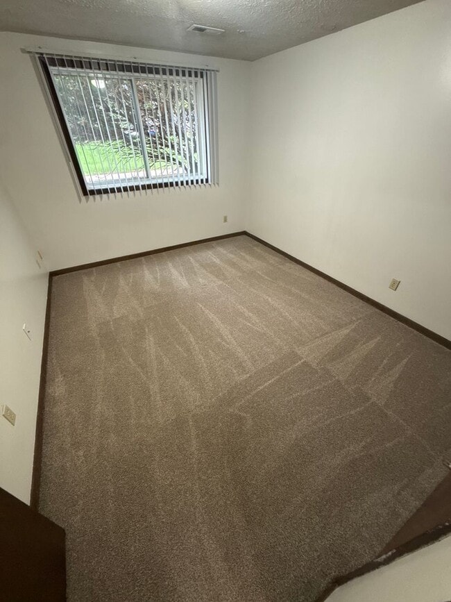 Building Photo - Spacious 2-bedroom, 1-bath lower-level duplex