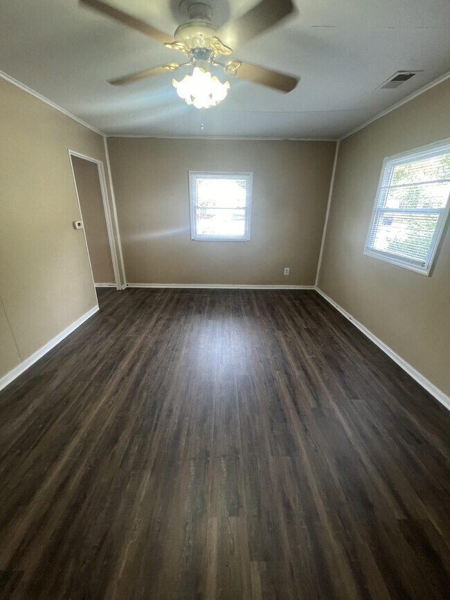 Building Photo - 960 Meadow Ln