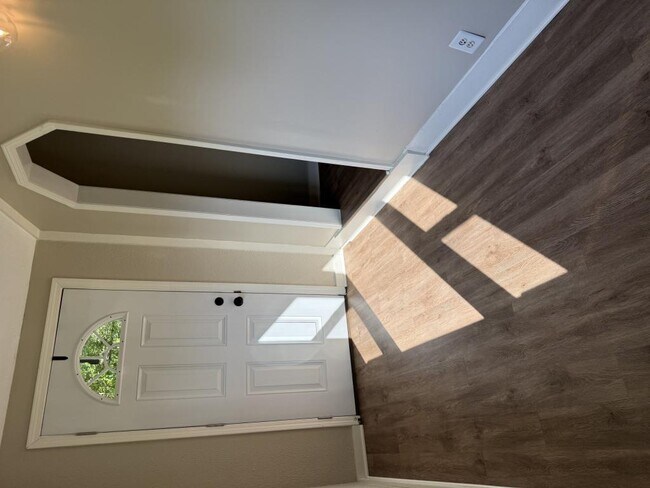 Building Photo - 2901 Lindsay Ave