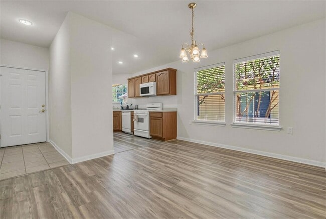 Building Photo - 5605 Bentsen Ln