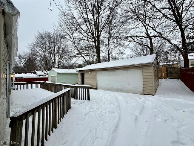 Building Photo - 883 Kickapoo Ave