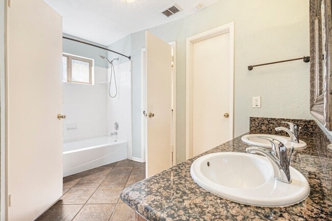 Building Photo - 302 Lochnell Dr