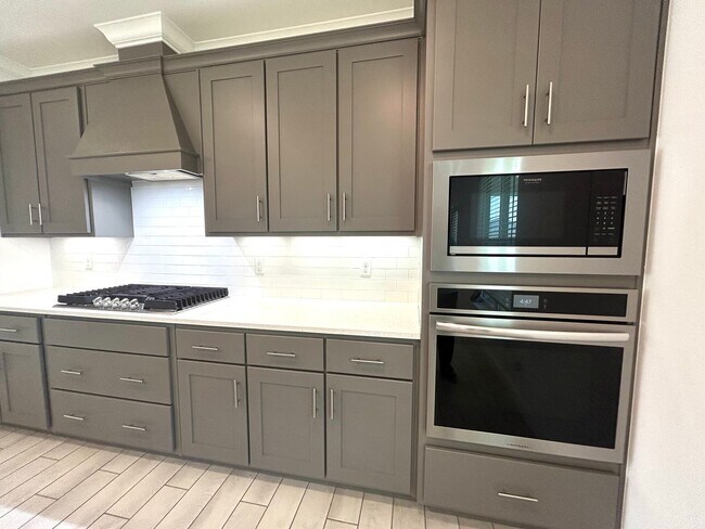 Building Photo - Gorgeous Contemporary Family Home in Cente...