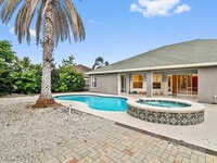 Building Photo - 602 SW McCall Rd