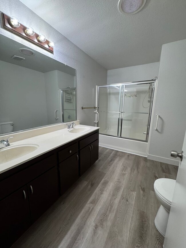 Building Photo - Newly Renovated Large Open Plan Home Avail...