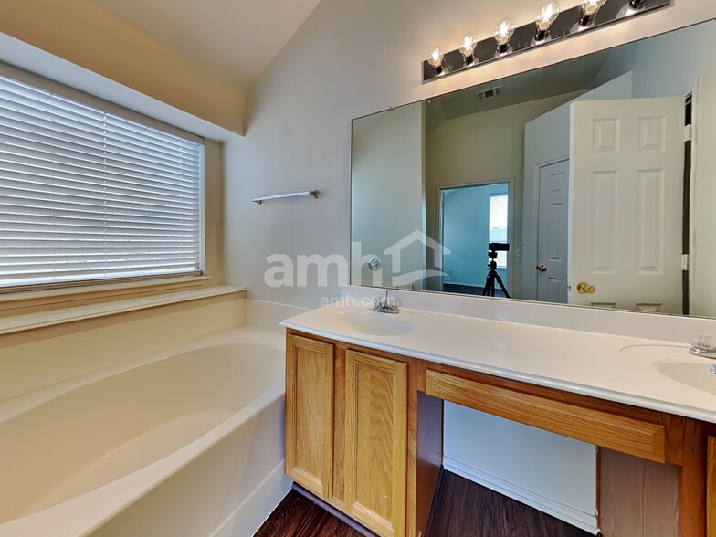 Building Photo - 1410 Loma Linda Ter