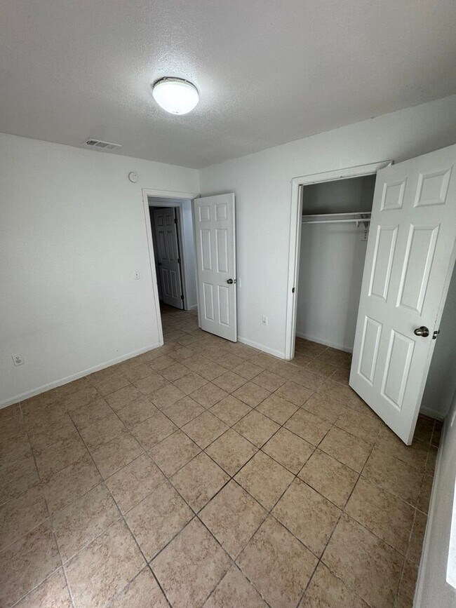 Building Photo - Roselle Ave