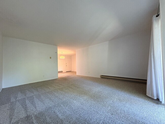 Building Photo - Spacious Updated 2 Bed / 2 Bath Condo with A/C, Huge Balcony & Community Pool
