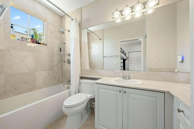 Building Photo - 696 Fern St