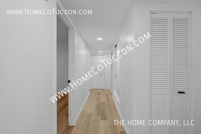 Building Photo - 7461 E Victoria Dr