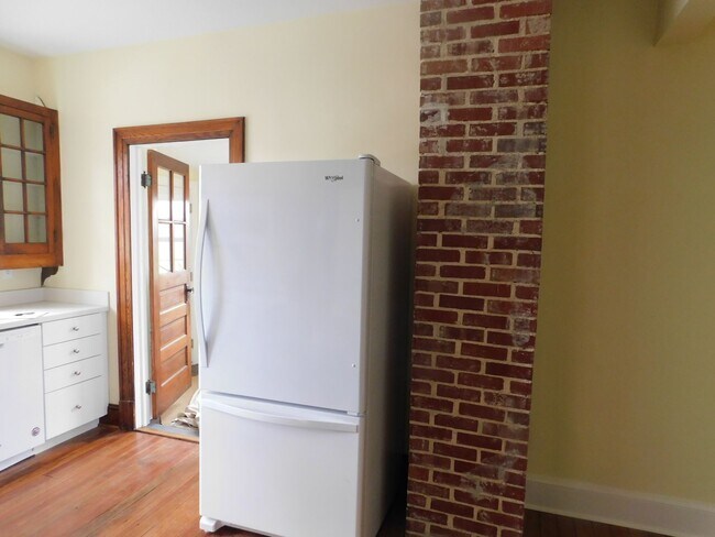 Building Photo - Fantastic mix of charm and updates!