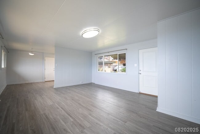 Building Photo - 3br - 910ft2 - 3br/1ba/2pkg Halawa Heights...