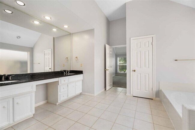 Building Photo - 15127 Greenleaf Ln