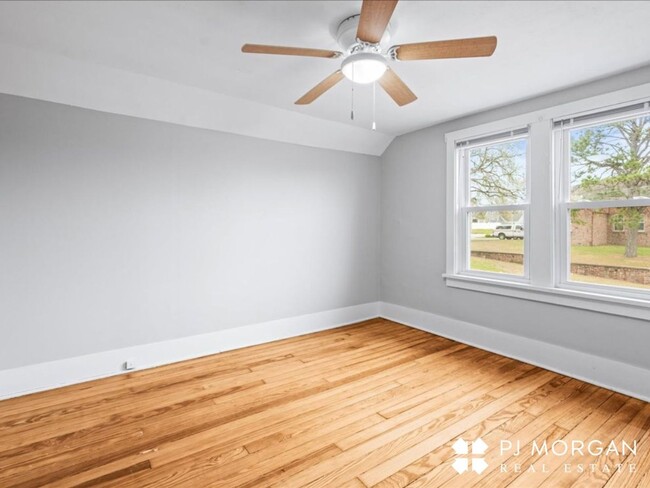 Building Photo - 3 bedroom 2 bath house in midtown! RENTAL ...
