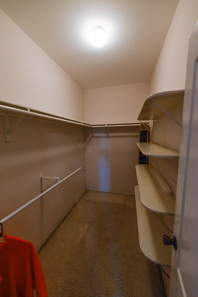 Building Photo - 10 Golf House Rd