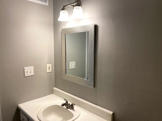 Building Photo - 2018 Hobbs Rd SE