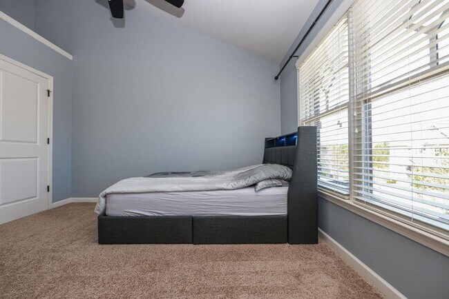 Building Photo - 4669 Sierra Creek Dr NE